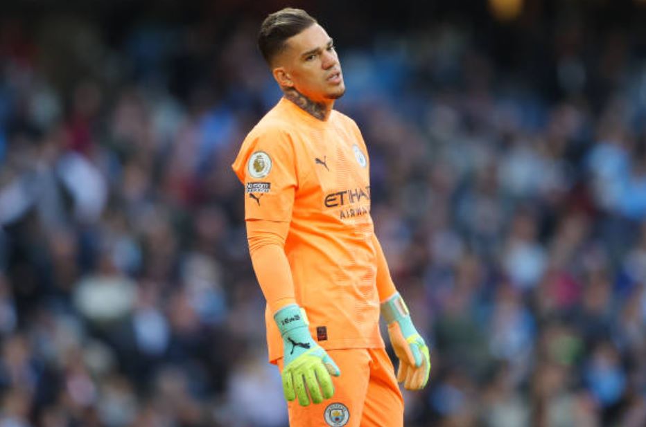 Ederson vẫn để ngỏ khả năng rời Man City hè này.